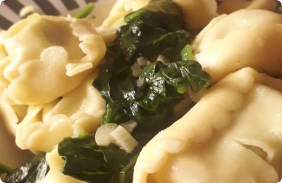 Brzi recept: Tortelini sa špinatom i češnjakom – gotovi za 5 minuta