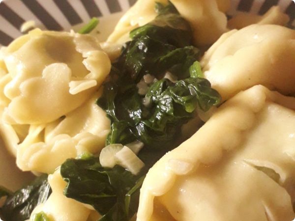 Brzi recept: Tortelini sa špinatom i češnjakom – gotovi za 5 minuta