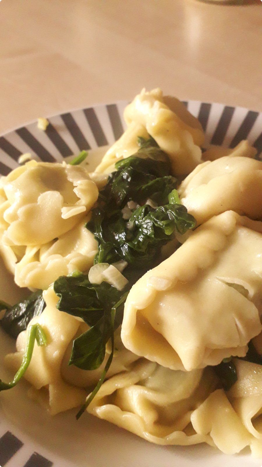 Brzi recept: Tortelini sa špinatom i češnjakom – gotovi za 5 minuta